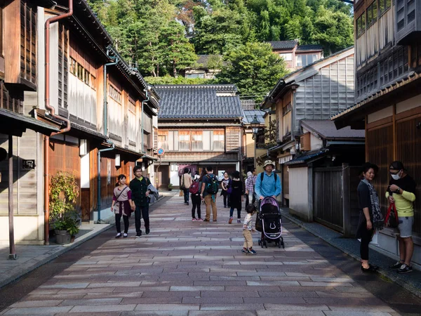 Kanazawa Japonsko Září 2015 Turisté Procházejí Tradičních Japonských Domech Čtvrti — Stock fotografie