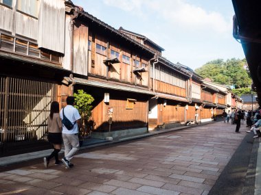 Kanazawa, Japonya - 28 Eylül 2015: Higashi Chaya eski geyşa bölgesinde geleneksel Japon evlerinin sıralarında gezinen turistler