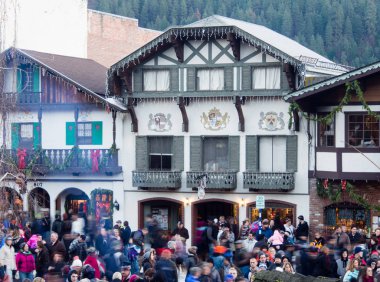 Leavenworth, Wa, Usa - 13 Aralık 2014: Leavenworth Bavyera Köyü 'ndeki Yılbaşı Aydınlatma Festivali sırasında kalabalık toplandı