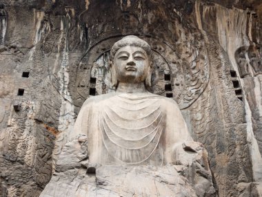 Longmen mağaralarında oturan Buda heykeli