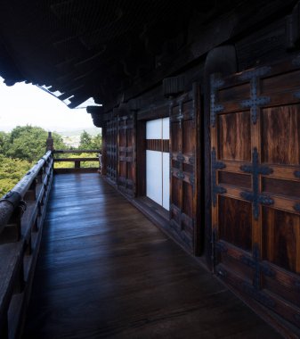 Kyoto, Japonya - 2 Ekim 2015: Budist tapınağında çitleri olan ahşap bir veranda, Kyoto Nanzenji Tapınağı 'nın ana kapısının en üst katı.