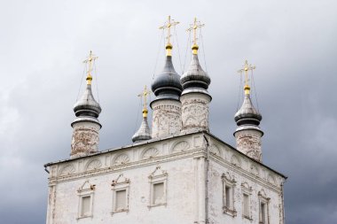 Perslavl-Zalessky, Russhia beyaz kilisede üzerinden fırtınalı bulutlar