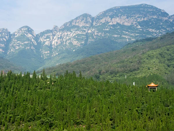 在河南省的神圣嵩山山脉。 — 图库照片