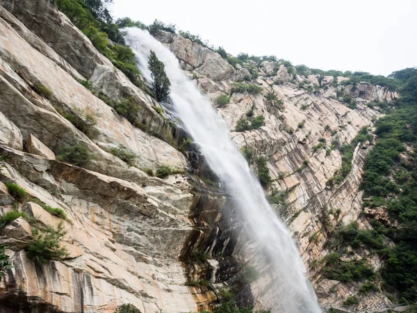 Şelale kutsal Songshan dağlarda