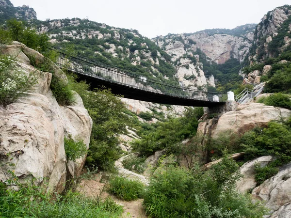Kutsal Taocu Songshan dağlarda köprü asılı 