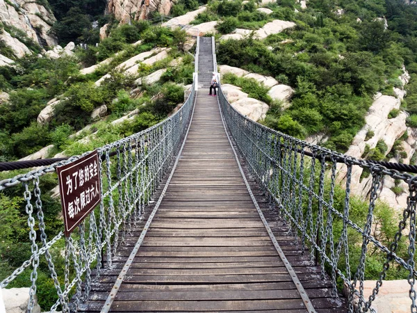 Pont suspendu dans les montagnes sacrées taoïstes de Songshan — Photo