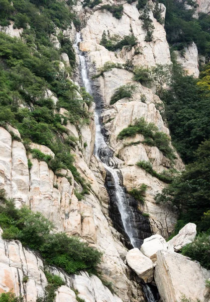 Cascade dans les montagnes sacrées de Songshan — Photo