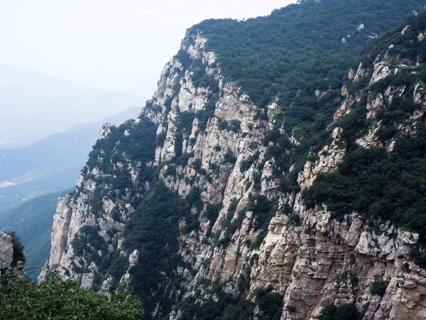 Formations rocheuses dans les montagnes sacrées taoïstes de Songshan — Photo