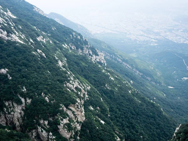 Montagnes sacrées taoïstes de Songshan avec vue sur la ville de Dengfeng ci-dessous — Photo