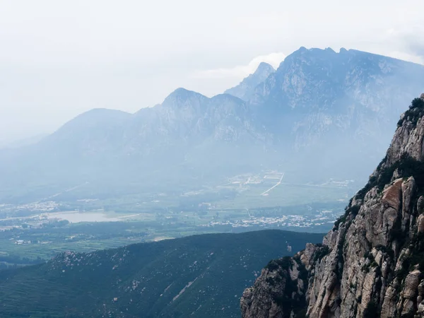 Montagnes sacrées taoïstes de Songshan avec vue sur la ville de Dengfeng ci-dessous — Photo