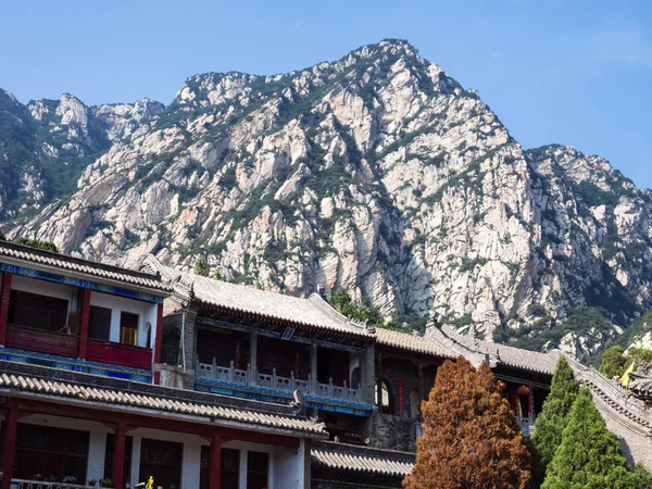 Manastır rooftops kutsal Taocu Songshan dağlar, Henan Eyaleti