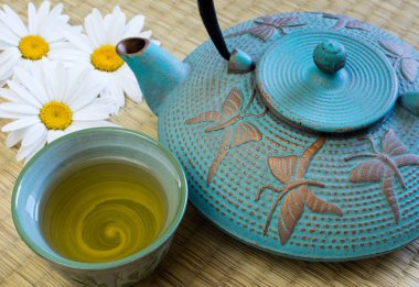 Oryantal döküm çaydanlık çay bardağı tatami mat ile