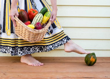 Hasat sebze bir sepeti tutan kadın