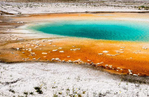 Πολύχρωμο ζεστό άνοιξη στο εθνικό πάρκο Yellowstone, ΗΠΑ — Φωτογραφία Αρχείου