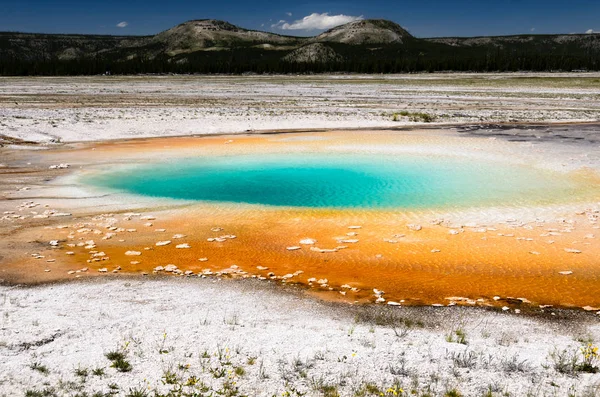 Coloridas aguas termales en el Parque Nacional de Yellowstone, Estados Unidos — Foto de Stock