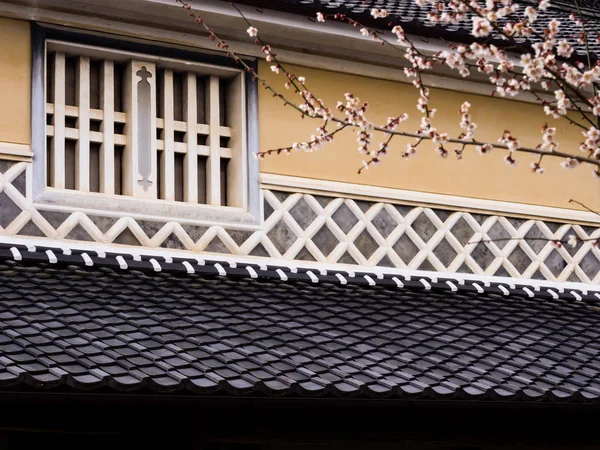 Traditioneel Japans huis met kersenbloesem — Stockfoto