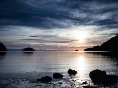 Bowman Bay 'de günbatımı, Aldatma Geçidi Eyalet Parkı - WA, ABD
