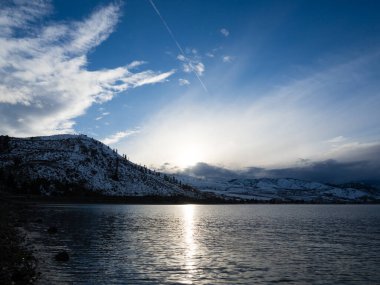 Washington eyaletinin Chelan Gölü 'nde kış günbatımı