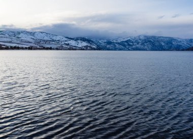 Washington 'da, Chelan Gölü' nde kış