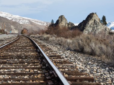 Doğu Washington eyaletinde Wenatchee 'nin kuzeyindeki Columbia nehir vadisi boyunca uzanan demiryolu rayları.
