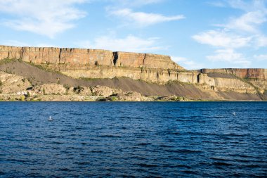 Doğu Washington eyaletindeki Steamboat Rock eyalet parkında Banks Gölü ve Grand Coulee 'nin duvarları.