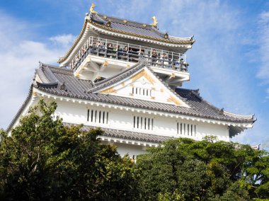 Gifu, Japonya - 3 Ekim 2015: Kinka Dağı 'nın tepesindeki Gifu Kalesi' nin ana kulesi, ziyaretçiler şehrin üst katının panoramik manzarasının keyfini çıkarabilirler.
