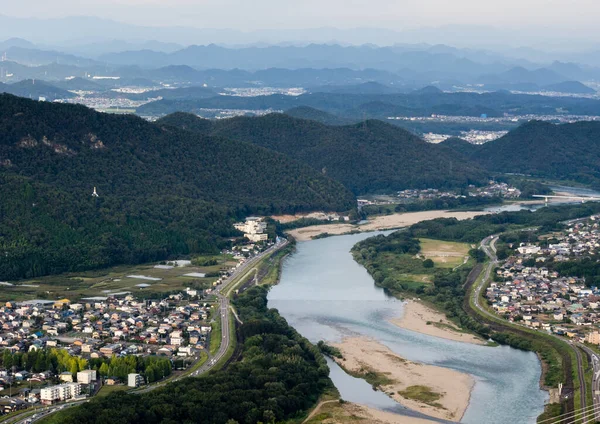Gifu, Japonya - 3 Ekim 2015: Nagara Nehri 'nin Kinka Dağı' ndaki Gifu Kalesi 'nin tepesinden akan panoramik manzarası