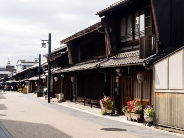 Gifu, Japonya - 5 Ekim 2015: Kawaramachi, geleneksel ticaret evleri olan eski bir cadde - kafeler ve hediyelik eşya dükkanları