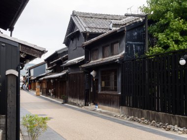 Gifu, Japonya - 5 Ekim 2015: Kawaramachi, geleneksel ticaret evleri olan eski bir cadde - kafeler ve hediyelik eşya dükkanları