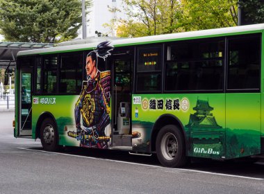 Gifu, Japonya - 5 Ekim 2015: Gifu şehir otobüsü, ünlü bir savaş lordu ve şehir kurucusu olan Oda Nobunaga 'nın görüntüleri