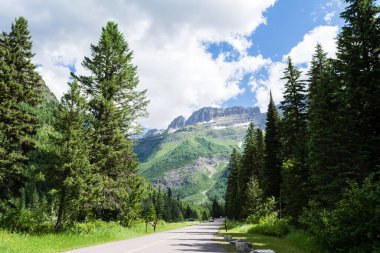 Buzul Ulusal Parkı 'ndaki Güneşe Giden Yol, ABD