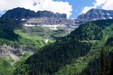 ABD 'nin Buzul Ulusal Parkı' ndaki Güneşe Giden Yol boyunca Alp manzarası