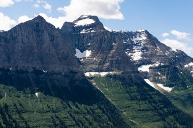 ABD 'nin Buzul Ulusal Parkı' ndaki Güneşe Giden Yol boyunca Alp manzarası