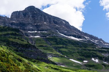 ABD 'nin Buzul Ulusal Parkı' ndaki Güneşe Giden Yol boyunca Alp manzarası