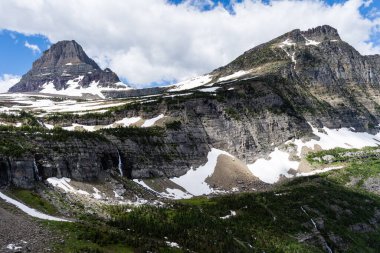 Logan yakınlarındaki Alp manzarası ABD 'nin Buzul Ulusal Parkı' ndaki Güneşe Giden yol boyunca ilerliyor.