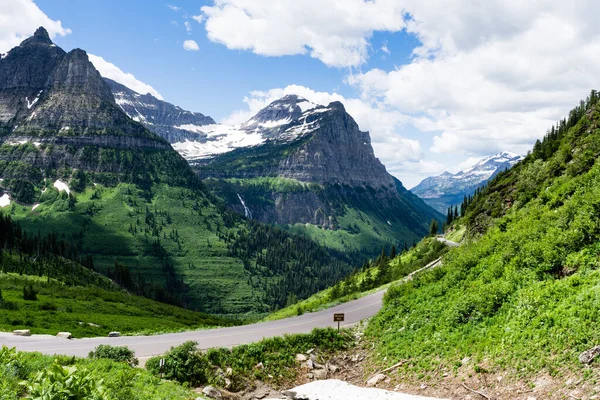 Abd Nin Buzul Ulusal Parkı Ndaki Güneşe Giden Yol Boyunca — Stok fotoğraf