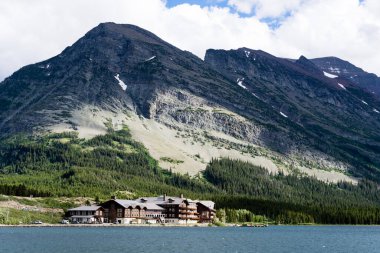 Buzul Ulusal Parkı 'ndaki Many Glacier Hotel ile Swiftstream Gölü - Montana, ABD