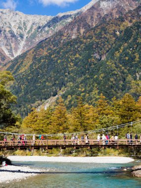 Matsumoto, Japonya - 7 Ekim 2015: Kamikochi vadisinde sonbahar renkleri