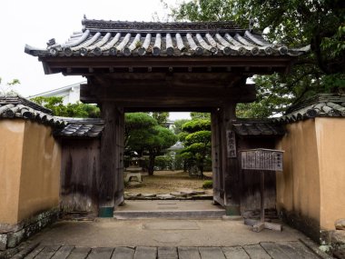 Kitsuki, Japonya - 31 Ekim 2016: Edo döneminden 200 yıllık bir kapının koruduğu yerel bir ilköğretim okuluna giriş