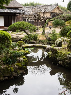 Kitsuki, Japonya - 31 Ekim 2016: Eski samurayların yaşadığı Ohara 'da havuzlu geleneksel Japon bahçesi