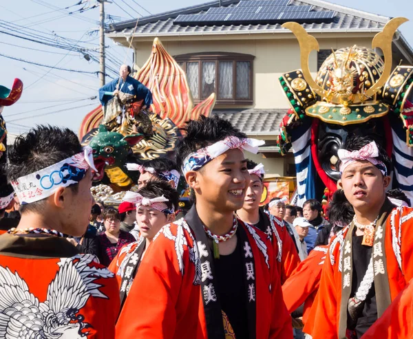 唐津くんち2016年11月3日 唐津くんちの伝統衣装を着た若者たち — ストック写真