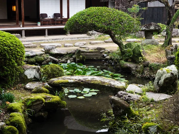 2016年10月31日 大原旧武家屋敷の池を持つ日本庭園 — ストック写真
