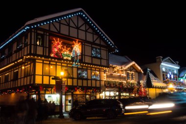 Leavenworth, WA - 27 Aralık 2015: Leavenworth Bavyera tarzı köyde Noel ışığı