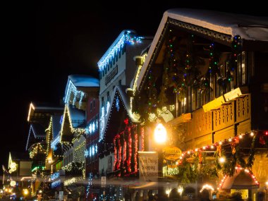 Leavenworth, WA - 27 Aralık 2015: Leavenworth Bavyera tarzı köyde Noel ışığı