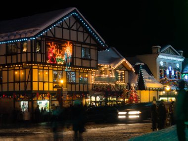 Leavenworth, WA - 27 Aralık 2015: Leavenworth Bavyera tarzı köyde Noel ışığı