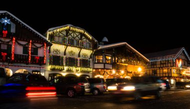 Leavenworth, WA - 27 Aralık 2015: Leavenworth Bavyera tarzı köyde Noel ışığı