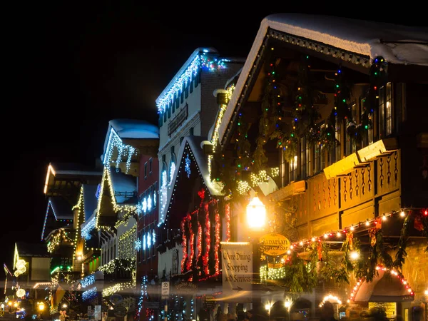 Leavenworth, WA - 27 Aralık 2015: Leavenworth Bavyera tarzı köyde Noel ışığı