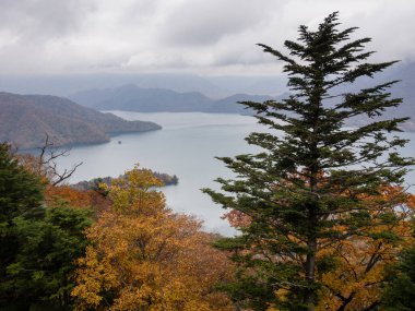 Nikko Ulusal Parkı, Japonya 'da sonbahar renkleri - bir dağın zirvesinden Chuzenji Gölü manzarası