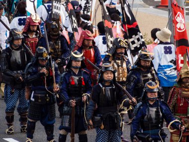 Gifu, Japonya - 4 Ekim 2015: 59. yıllık Nobunaga Festivali geçit töreninde tarihi yeniden canlandırma arquebus ateşli silahlar ekibi
