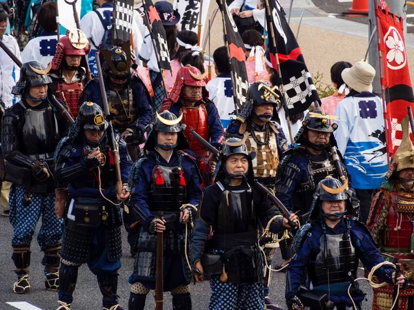 Gifu, Japonya - 4 Ekim 2015: 59. yıllık Nobunaga Festivali geçit töreninde tarihi yeniden canlandırma arquebus ateşli silahlar ekibi